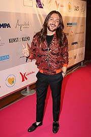 Blogger Riccardo Simonetti beim „Vier Jahreszeiten Fashion Charity Dinner“ 2018  (©Foto.  Martin Schmitz)